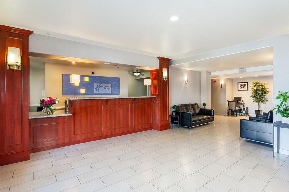 Holiday Inn Express Lancaster By Ihg Exterior photo