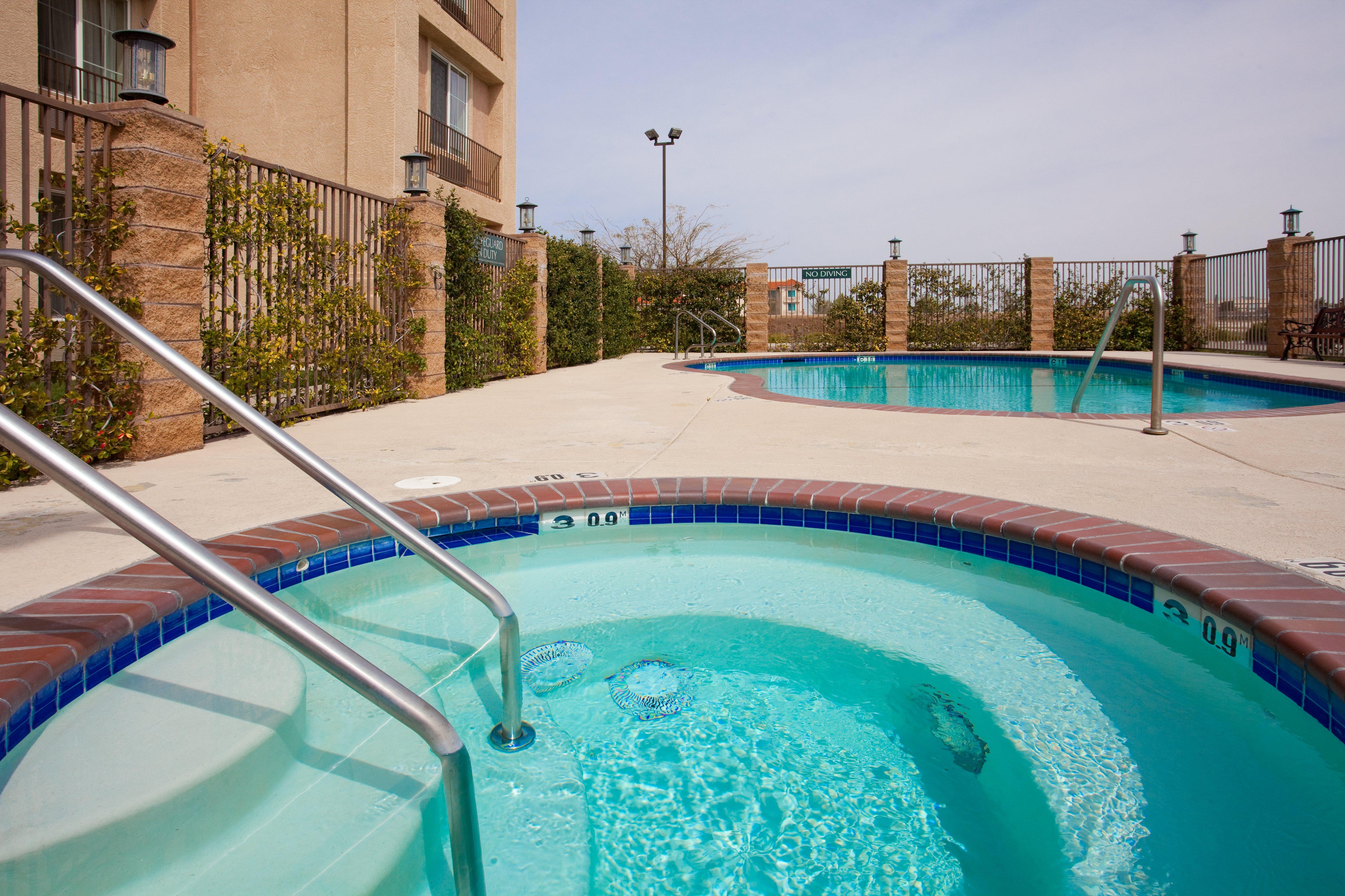 Holiday Inn Express Lancaster By Ihg Exterior photo