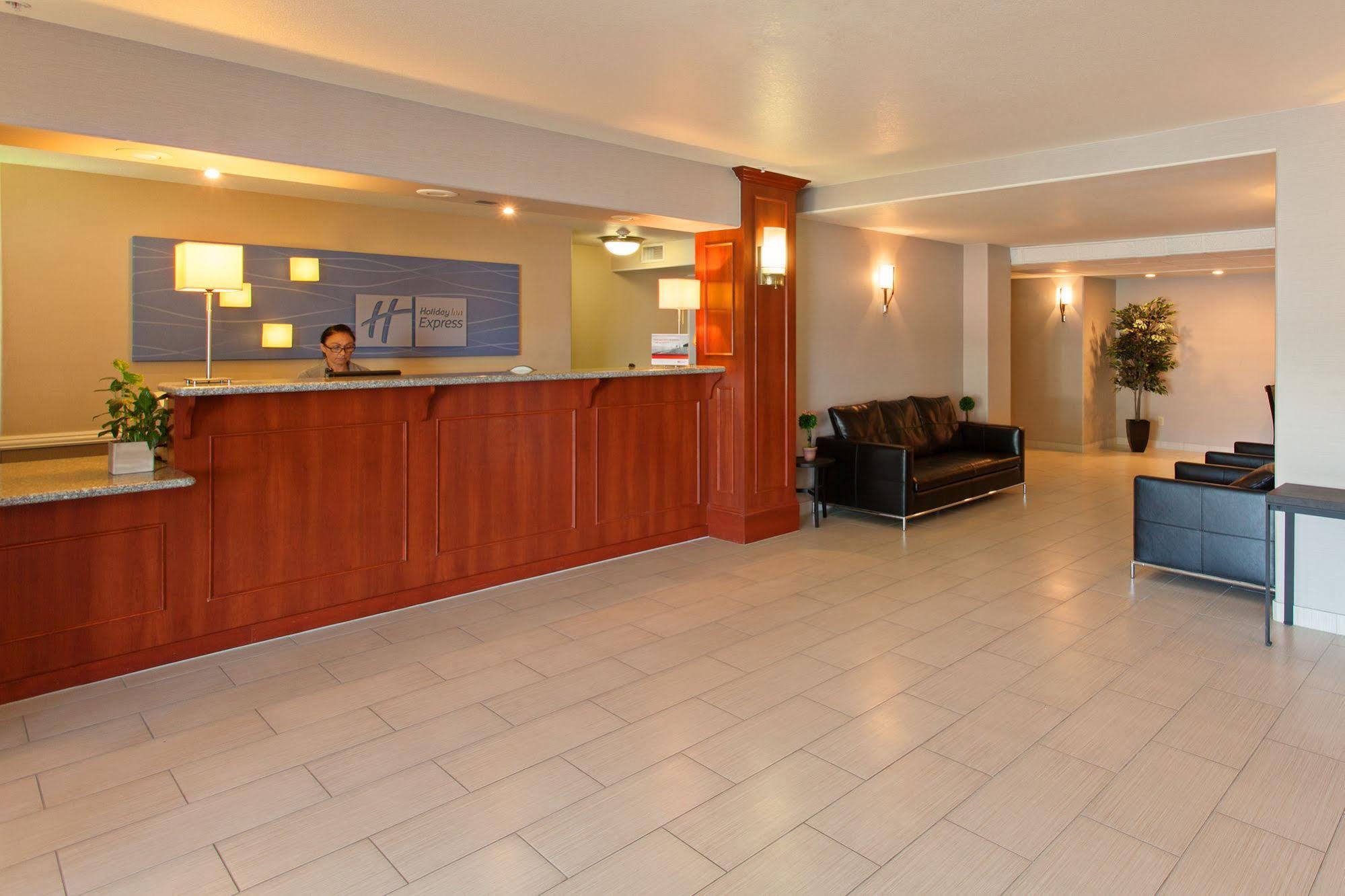 Holiday Inn Express Lancaster By Ihg Exterior photo